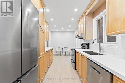 31 York Hill Boulevard, Vaughan, ON - Indoor Photo Showing Kitchen With Double Sink With Upgraded Kitchen