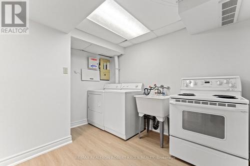 31 York Hill Boulevard, Vaughan, ON - Indoor Photo Showing Laundry Room