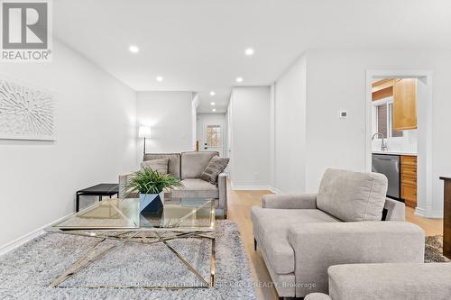 31 York Hill Boulevard, Vaughan, ON - Indoor Photo Showing Living Room