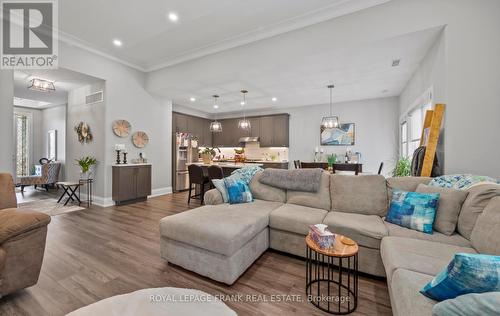 16028 Simcoe Street, Scugog (Port Perry), ON - Indoor Photo Showing Living Room