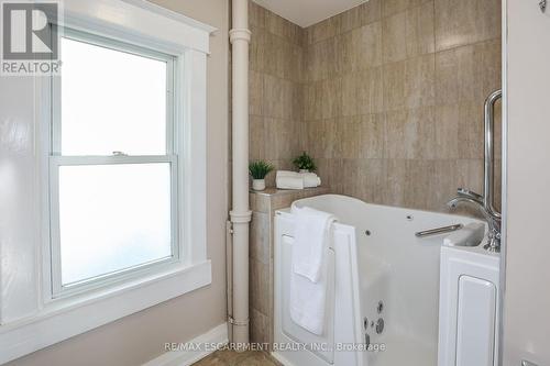 4 Mildred Avenue, St. Catharines, ON - Indoor Photo Showing Bathroom