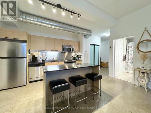 610 - 625 Queen Street E, Toronto, ON - Indoor Photo Showing Kitchen With Upgraded Kitchen