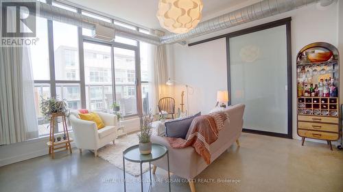 610 - 625 Queen Street E, Toronto, ON - Indoor Photo Showing Living Room