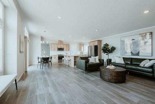 92 Prairie Oaks Drive, Mitchell, MB - Indoor Photo Showing Living Room