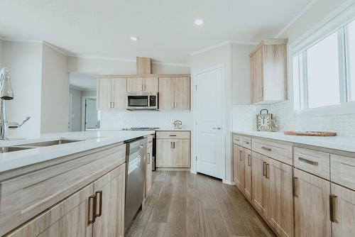 92 Prairie Oaks Drive, Mitchell, MB - Indoor Photo Showing Kitchen