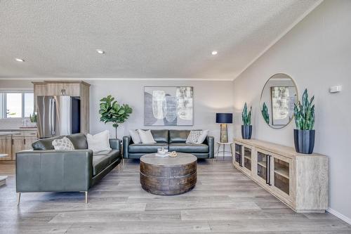 92 Prairie Oaks Drive, Mitchell, MB - Indoor Photo Showing Living Room