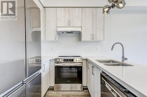 2088 Cayenne Street, Oshawa, ON - Indoor Photo Showing Kitchen With Double Sink With Upgraded Kitchen