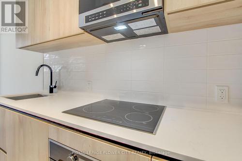 706 - 117 Broadway Avenue, Toronto, ON - Indoor Photo Showing Kitchen