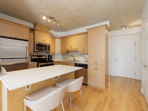 Kitchen - 714-1235 Rue Bishop, Montréal (Ville-Marie), QC - Indoor Photo Showing Kitchen With Double Sink