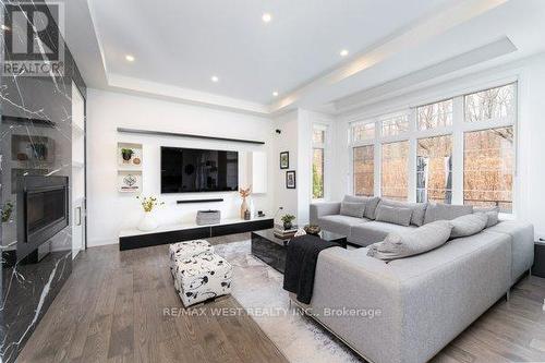 6 Forest Grove Court, Aurora, ON - Indoor Photo Showing Living Room With Fireplace