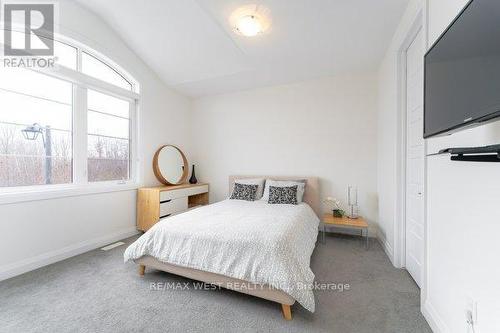 6 Forest Grove Court, Aurora, ON - Indoor Photo Showing Bedroom