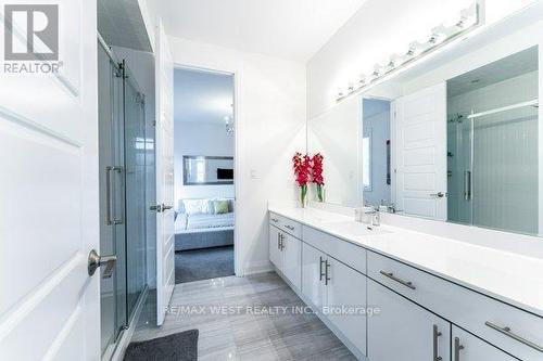 6 Forest Grove Court, Aurora, ON - Indoor Photo Showing Bathroom