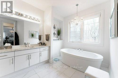 6 Forest Grove Court, Aurora, ON - Indoor Photo Showing Bathroom