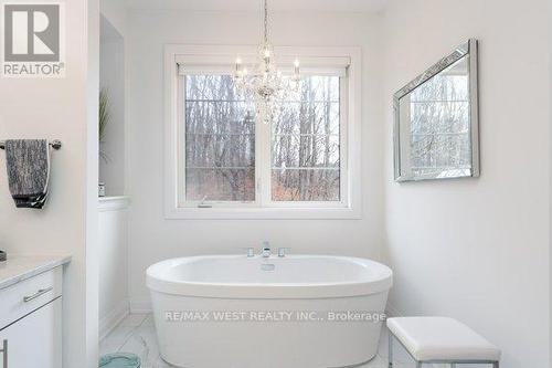 6 Forest Grove Court, Aurora, ON - Indoor Photo Showing Bathroom