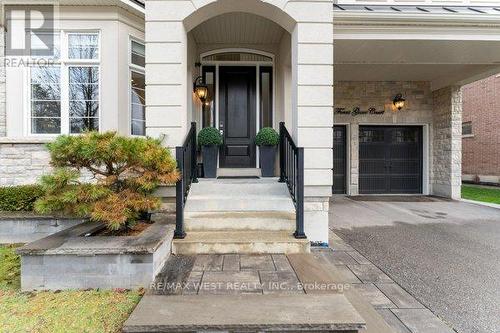 6 Forest Grove Court, Aurora, ON - Outdoor With Facade