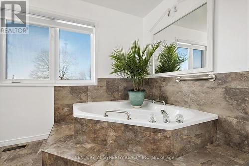 10827 Gilmour Road, South Dundas, ON - Indoor Photo Showing Bathroom