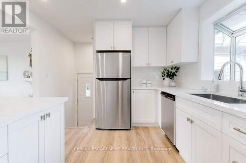 5470 Randolph Crescent, Burlington, ON - Indoor Photo Showing Kitchen With Upgraded Kitchen