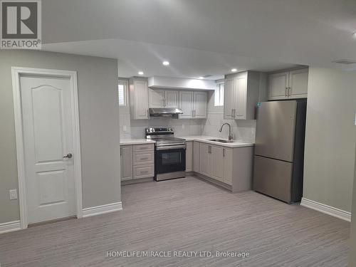 423 Edenbrook Hill Drive, Brampton, ON - Indoor Photo Showing Kitchen