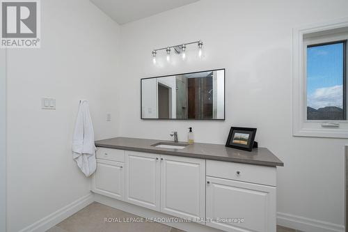 10 Orchid Avenue, Halton Hills, ON - Indoor Photo Showing Bathroom