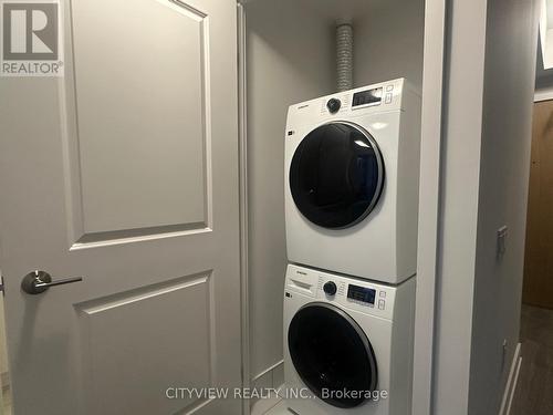 1003 - 204 Burnhamthorpe Road E, Mississauga, ON - Indoor Photo Showing Laundry Room