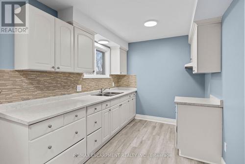 1480 Clinton Court, Burlington, ON - Indoor Photo Showing Kitchen With Double Sink