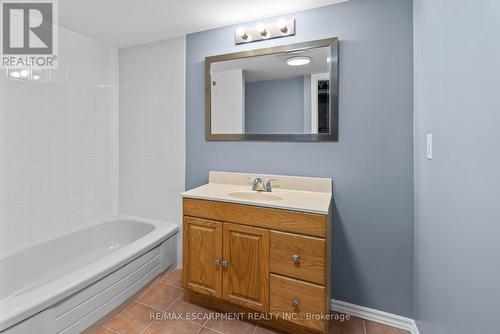 1480 Clinton Court, Burlington, ON - Indoor Photo Showing Bathroom