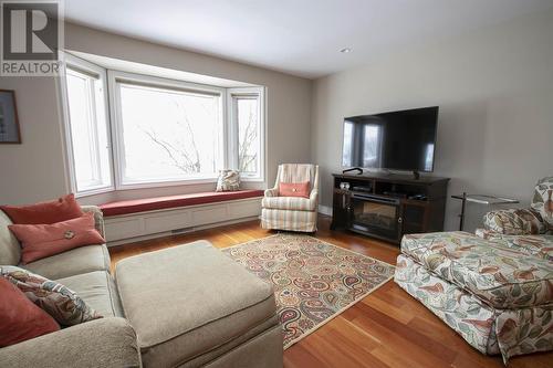 87 Village Ct, Sault Ste Marie, ON - Indoor Photo Showing Living Room