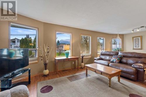 106 Crescent Drive, Enderby, BC - Indoor Photo Showing Living Room