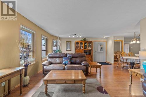 106 Crescent Drive, Enderby, BC - Indoor Photo Showing Living Room