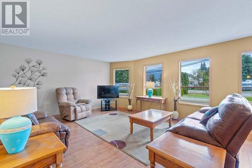 106 Crescent Drive, Enderby, BC - Indoor Photo Showing Living Room