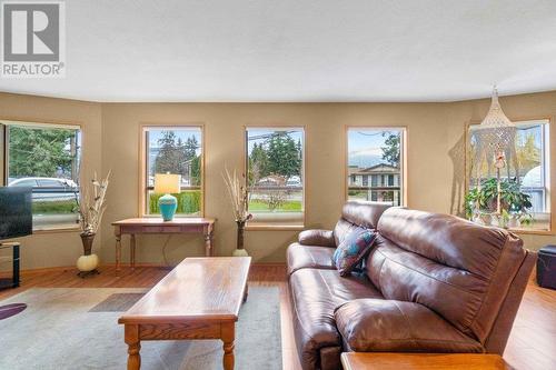 106 Crescent Drive, Enderby, BC - Indoor Photo Showing Living Room