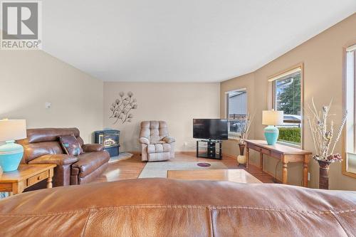 106 Crescent Drive, Enderby, BC - Indoor Photo Showing Living Room