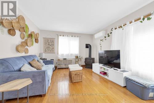 1304 Hunt Club Road, Madoc, ON - Indoor Photo Showing Living Room