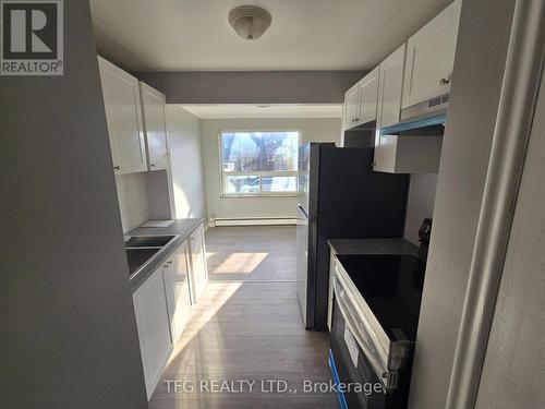 8 - 276 Saguenay Avenue, Oshawa (Mclaughlin), ON - Indoor Photo Showing Kitchen With Double Sink