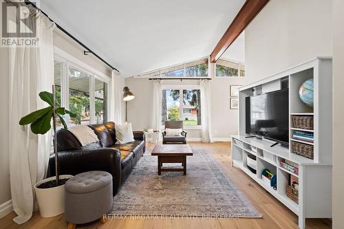 10 South Crescent, Port Colborne (878 - Sugarloaf), ON - Indoor Photo Showing Living Room