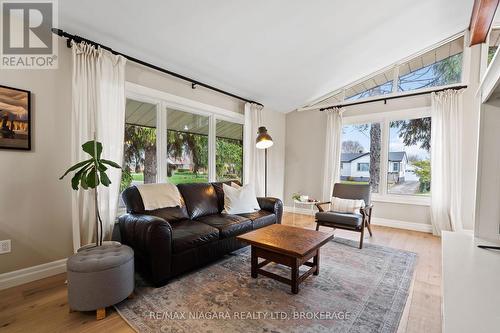 10 South Crescent, Port Colborne (878 - Sugarloaf), ON - Indoor Photo Showing Living Room