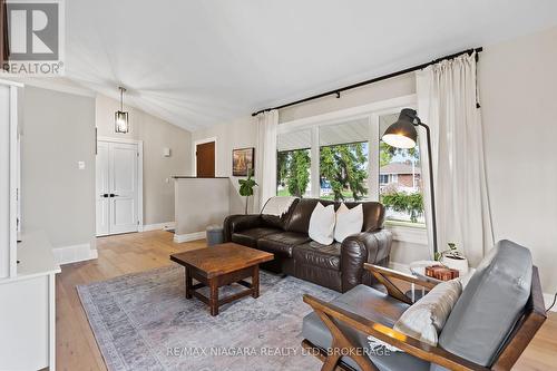 10 South Crescent, Port Colborne (878 - Sugarloaf), ON - Indoor Photo Showing Living Room