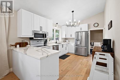 10 South Crescent, Port Colborne (878 - Sugarloaf), ON - Indoor Photo Showing Kitchen