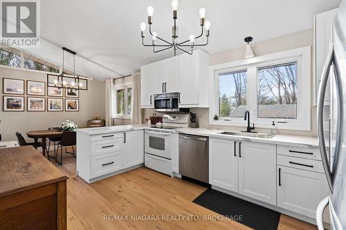 10 South Crescent, Port Colborne (878 - Sugarloaf), ON - Indoor Photo Showing Kitchen