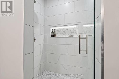 10 South Crescent, Port Colborne (878 - Sugarloaf), ON - Indoor Photo Showing Bathroom