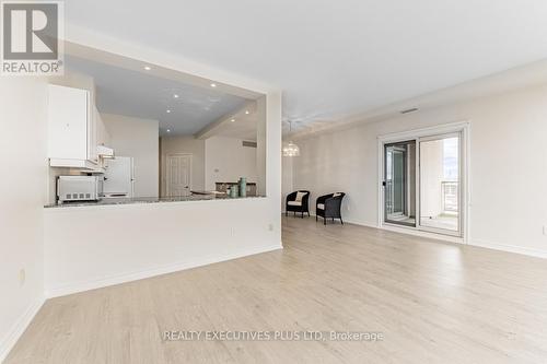 709 - 1 Leaside Park Drive, Toronto, ON - Indoor Photo Showing Other Room