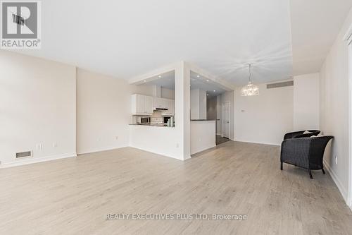 709 - 1 Leaside Park Drive, Toronto, ON - Indoor Photo Showing Other Room