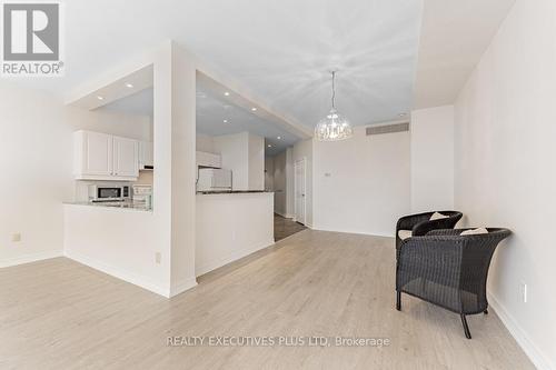 709 - 1 Leaside Park Drive, Toronto, ON - Indoor Photo Showing Other Room