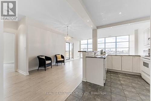 709 - 1 Leaside Park Drive, Toronto, ON - Indoor Photo Showing Kitchen