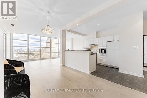 709 - 1 Leaside Park Drive, Toronto, ON - Indoor Photo Showing Kitchen