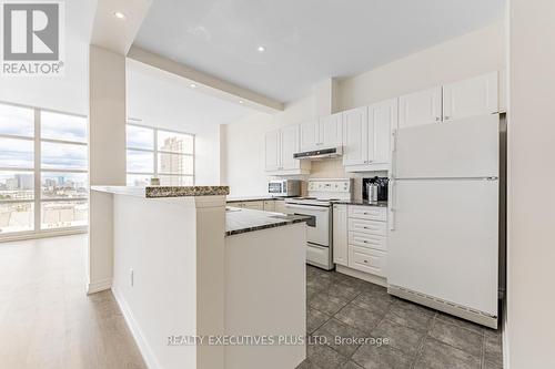 709 - 1 Leaside Park Drive, Toronto, ON - Indoor Photo Showing Kitchen