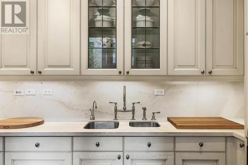 1A - 1 St Thomas Street, Toronto, ON - Indoor Photo Showing Kitchen