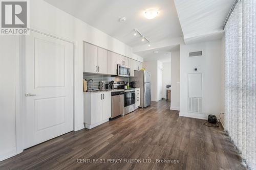 611 - 10 Meadowglen Place, Toronto, ON - Indoor Photo Showing Kitchen