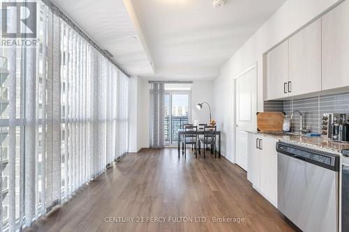 611 - 10 Meadowglen Place, Toronto, ON - Indoor Photo Showing Kitchen With Upgraded Kitchen