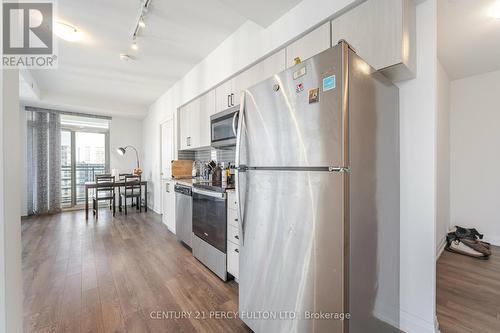 611 - 10 Meadowglen Place, Toronto, ON - Indoor Photo Showing Kitchen